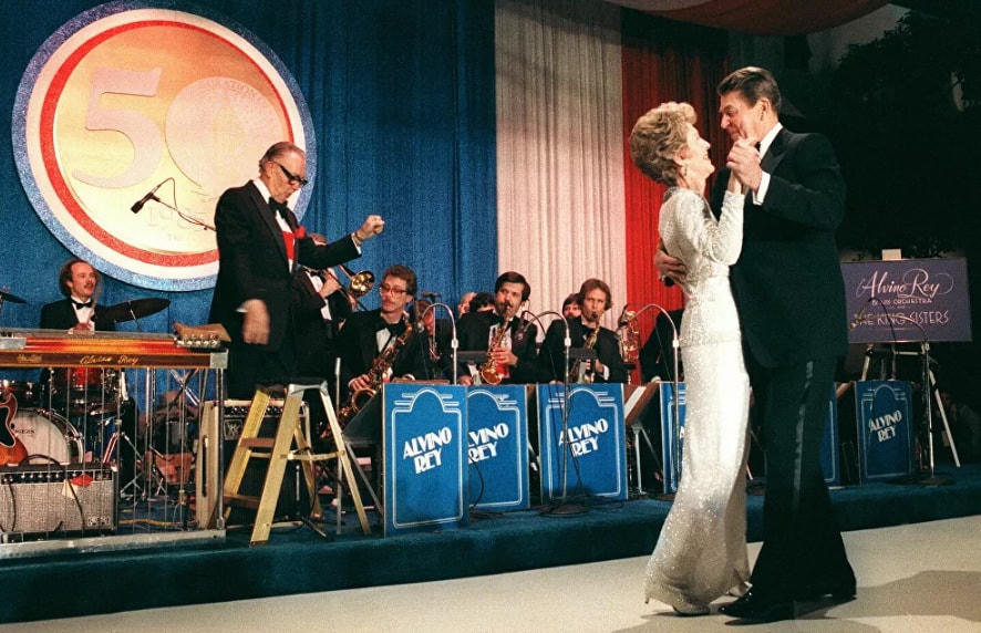 Tổng thống Ronald Reagan khiêu vũ với phu nhân Nancy để ăn mừng ông Reagan tái đắc cử nhiệm kỳ thứ hai tại Washington, ngày 21/1/1985.  
