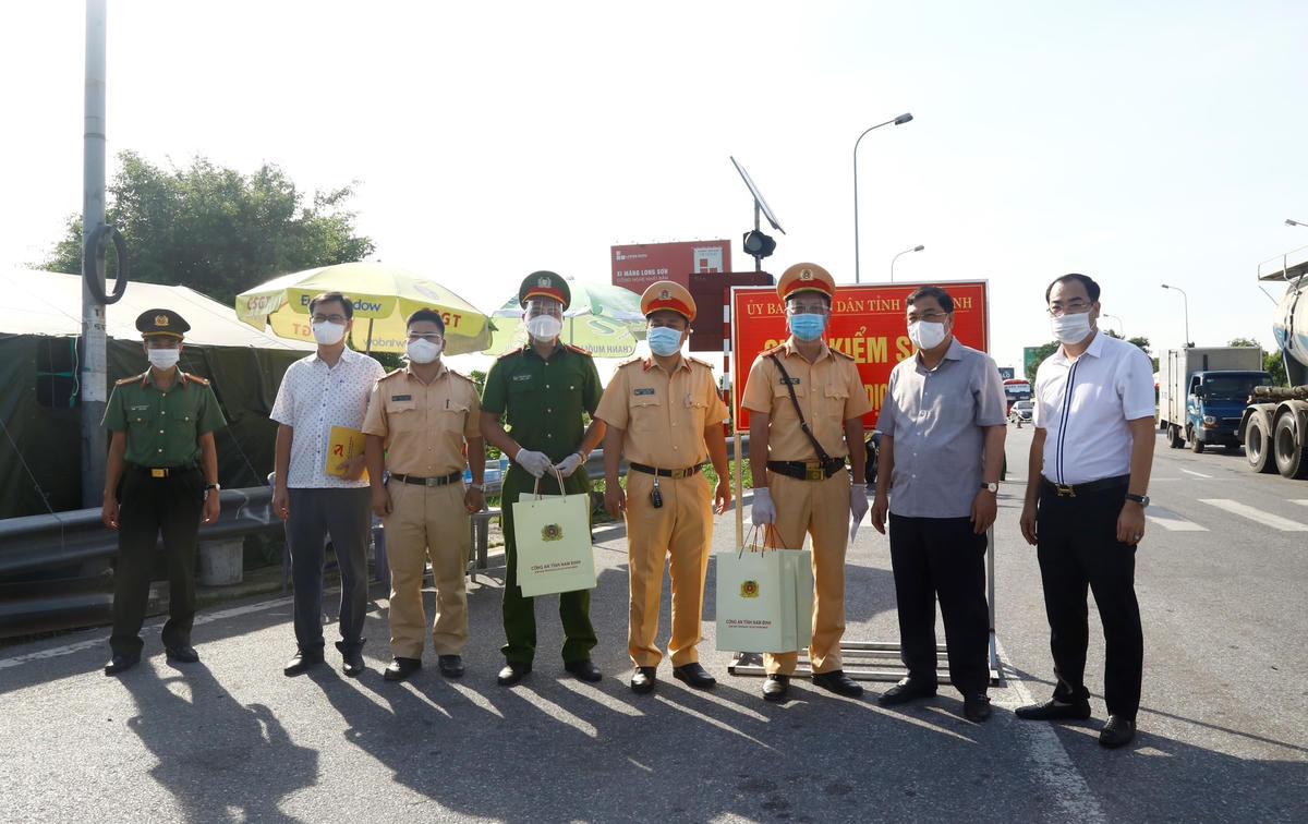 Bí thư Tỉnh ủy Nam Định Phạm Gia Túc (thứ 2 từ phải sang) kiểm tra, động viên lực lượng liên nghành đang làm nhiệm vụ kiểm soát tại chốt kiểm dịch cầu Tân Đệ trên QL 10, nối với tỉnh Thái Bình.