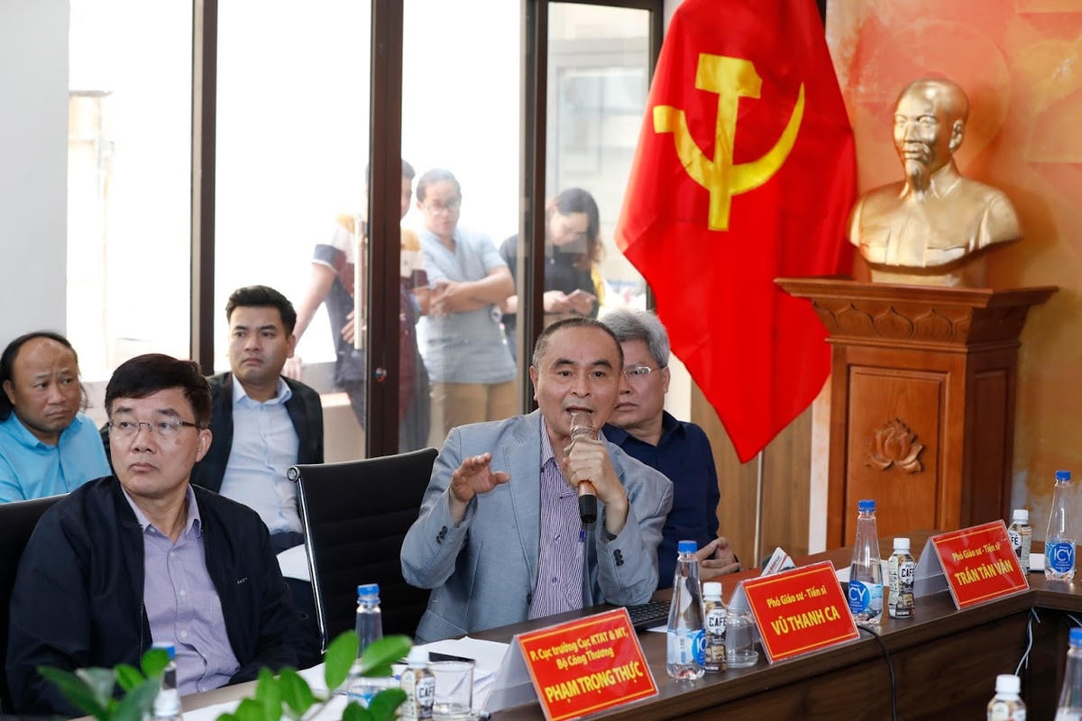 Khách mời thảo luận tại tọa đảm. Ảnh: Quang Vinh.