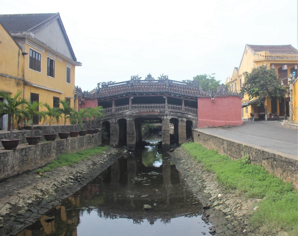 Phố cổ Hội An vắng bóng người qua lại