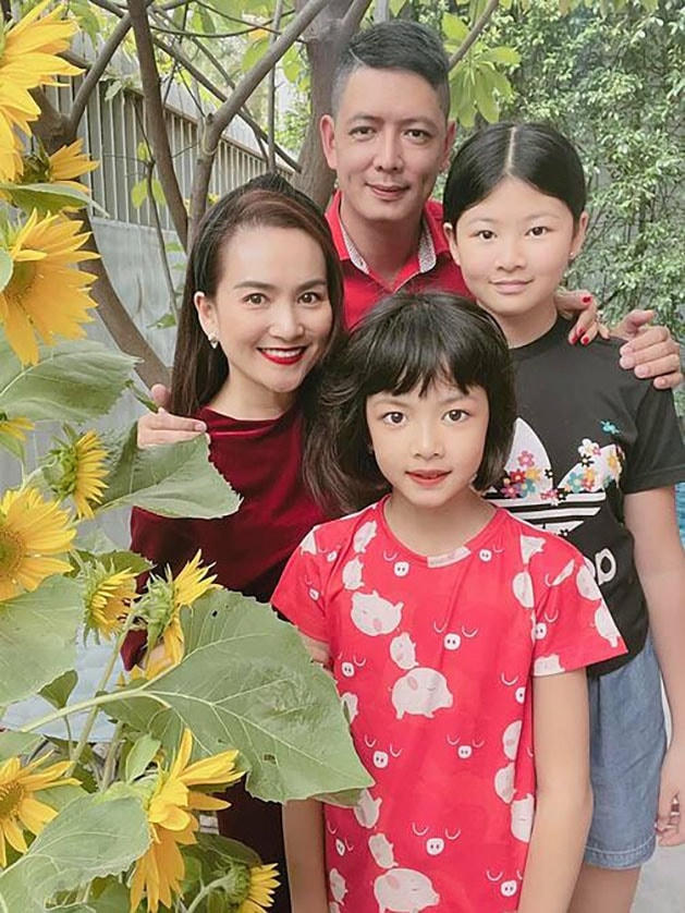 Gia đình Bình Minh mong một năm mới vui vẻ, bình an sẽ đến với mọi người.  