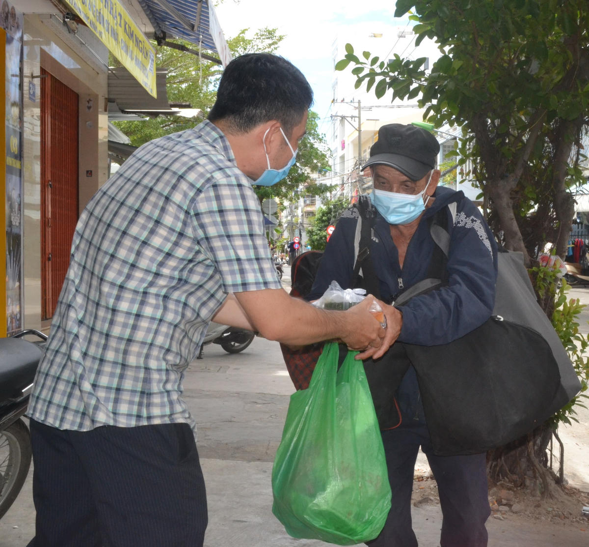 Mỗi phần cơm đều được trao tận tay cho những người lao động nghèo, người vô gia cư.