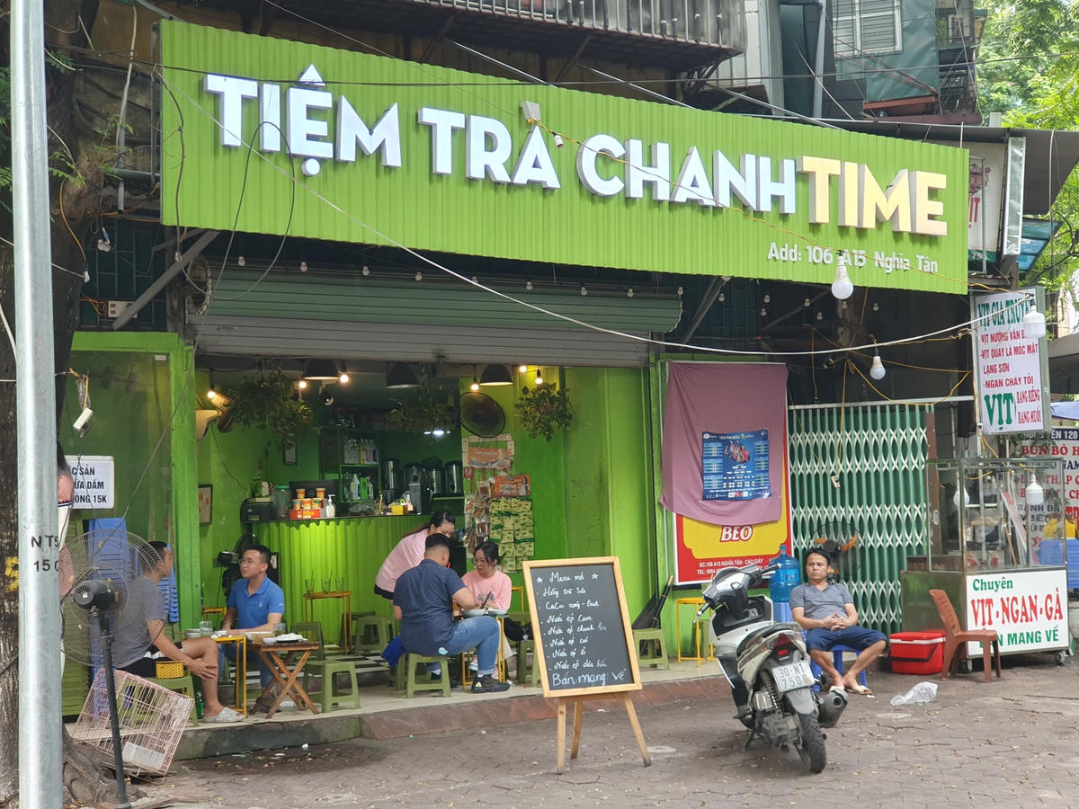 Người dân thủ đô cũng cảm thấy phấn khởi khi nhiều dịch vụ đã được cho phép tiếp tục hoạt động.