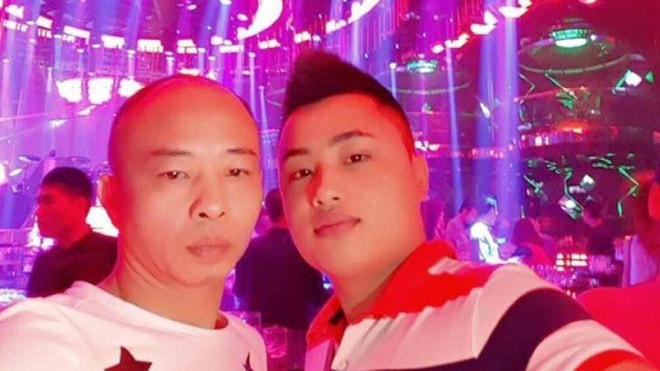 Tiến "trắng" (phải) và bố nuôi Đường "Nhuệ".