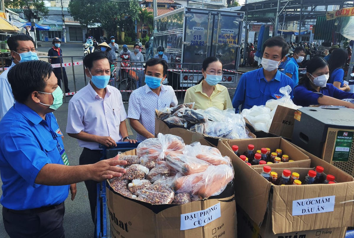 Chỉ không đầy 2h đồng hồ chuyến xe nghĩa tình đã tiếp nhận được cả trăm kg nhu yếu phẩm người dân hỗ trợ.