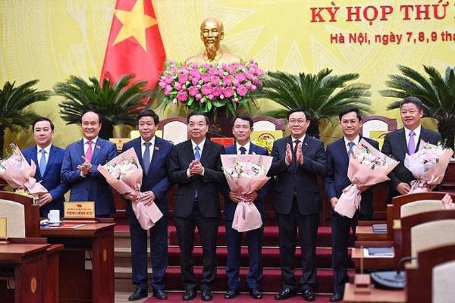 Lãnh đạo TP Hà Nội chúc mừng các tân Phó Chủ tịch UBND TP được bầu tại kỳ họp thứ 18 HĐND TP Hà Nội. Ảnh: ANTĐ.