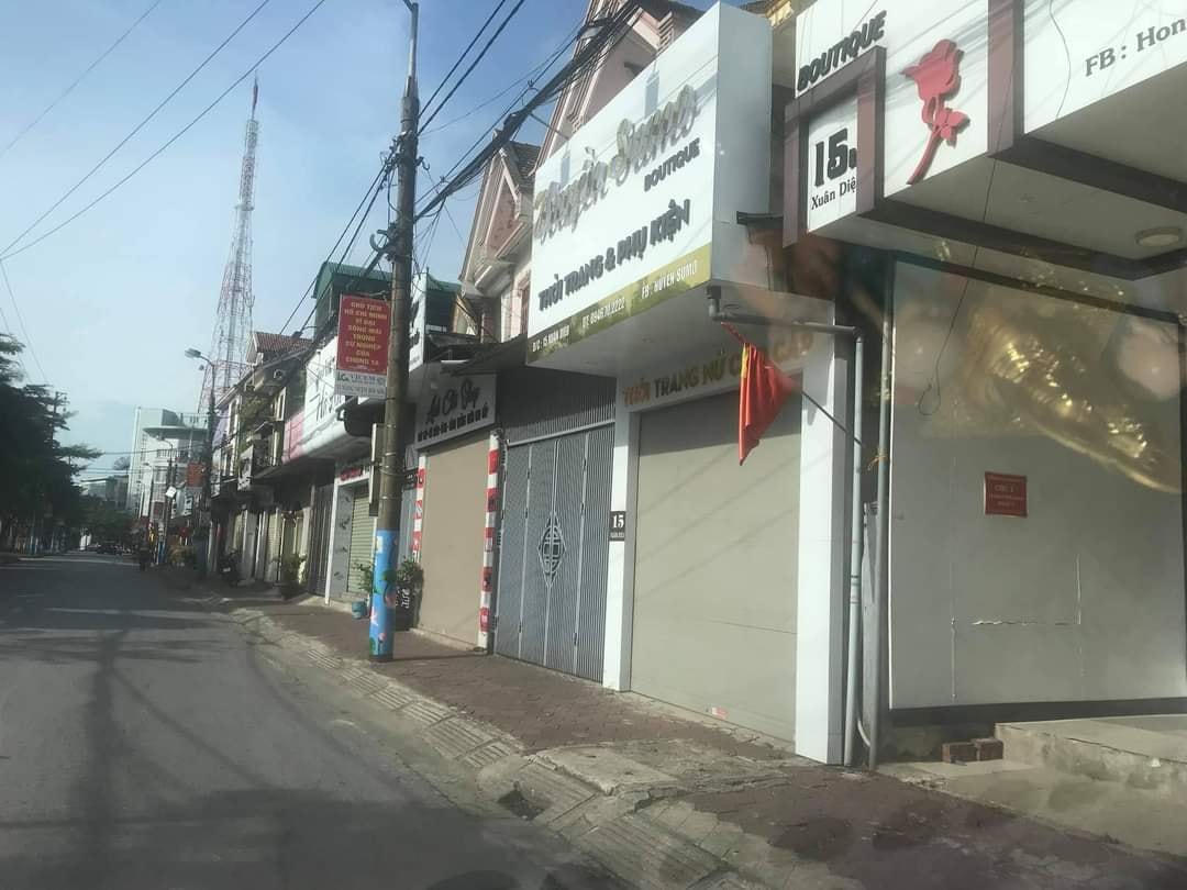 Các cửa hàng, shop quần áo ở đường Xuân Diệu đóng cửa.