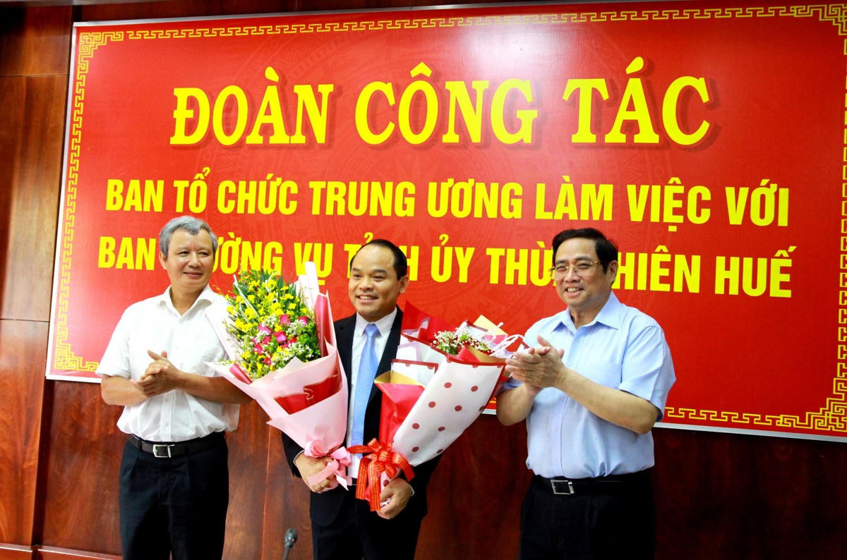 Ủy viên Bộ Chính trị, Bí thư Trung ương Đảng, Trưởng Ban Tổ chức Trung ương Phạm Minh Chính và ông Lê Trường Lưu, Bí thư Tỉnh ủy Thừa Thiên - Huế tặng hoa chúc mừng tân Phó Bí thư Tỉnh ủy Nguyễn Quốc Đoàn. Ảnh: Anh Phong.