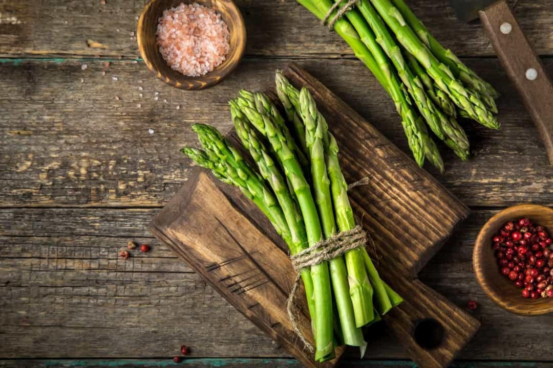 Một chén măng tây 130g sẽ có khoảng 25 calo, và rất giàu folate và vitamin K.  
