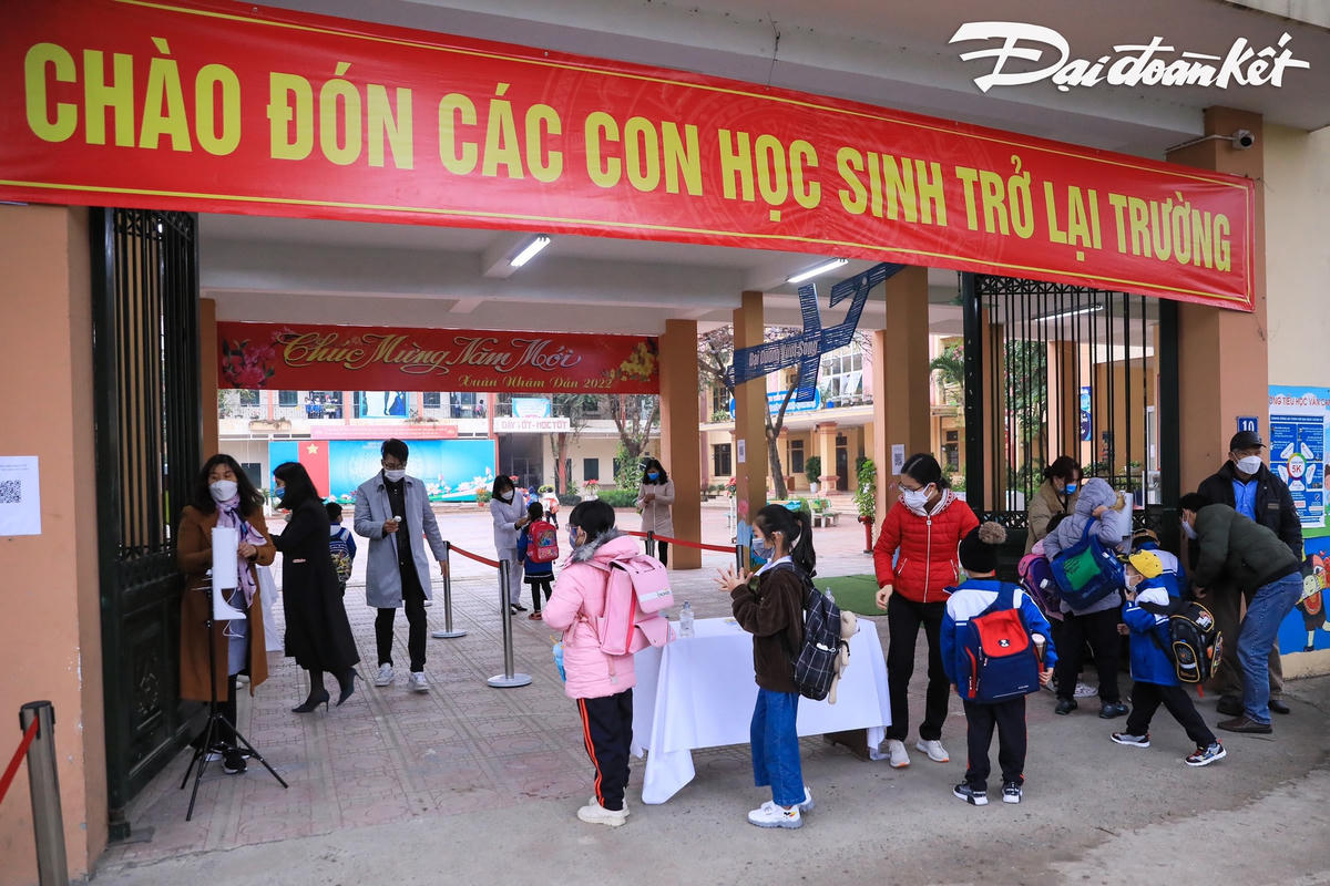 Các em học sinh Trường tiểu học Vân Canh, huyện Hoài Đức, Hà Nội trong ngày đầu tiên trở lại trường học trực tiếp.