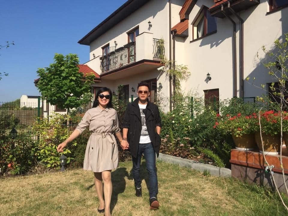 Con rể Kiên (Hồng Đăng) của "Hướng dương ngược nắng" từng có lúc thân thiết với mẹ vợ Cúc (NSND Thu Hà) không ai ngờ. Hồng Đăng vui vẻ chia sẻ: “Vèo cái đã 6 năm rồi…. Hồi này bà Cúc còn trẻ thế này cơ mà”.