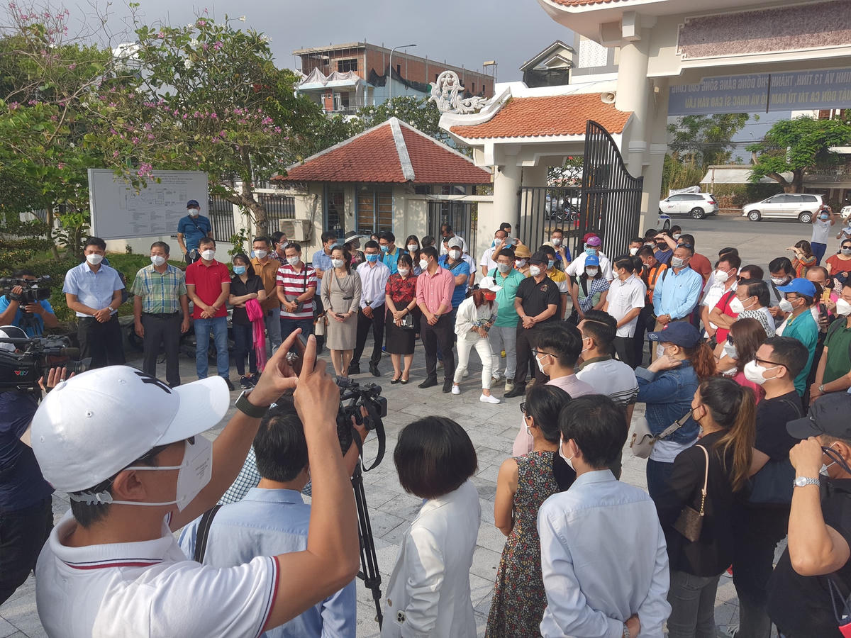 Các đại biểu đến tham quan, khảo sát nghe giới thiệu về Khu lưu niệm nghệ thuật Đờn ca tài tử Nam bộ và nhạc sĩ Cao Văn Lầu.