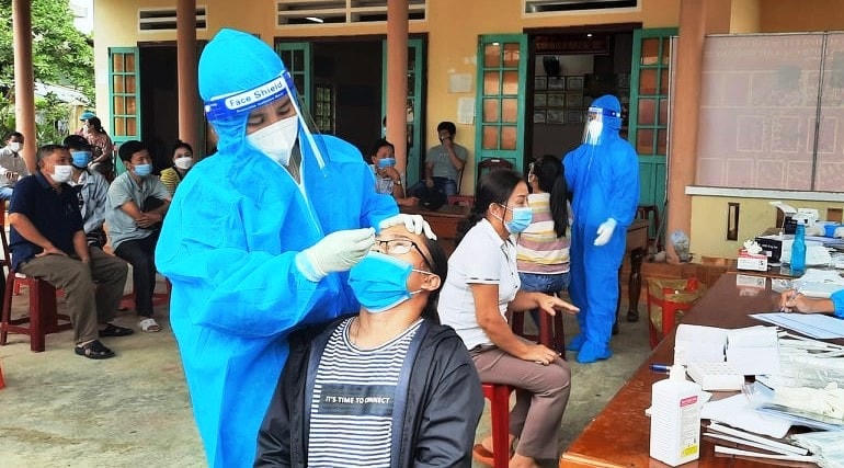 Lực lượng y tế đang lấy mẫu xét nghiệm Covid-19 ở thị trấn Khâm Đức. 