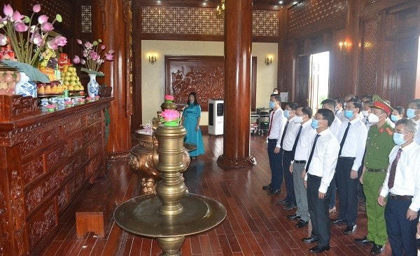 Phòng thờ tượng Bác trong Lễ đài sân vận động.