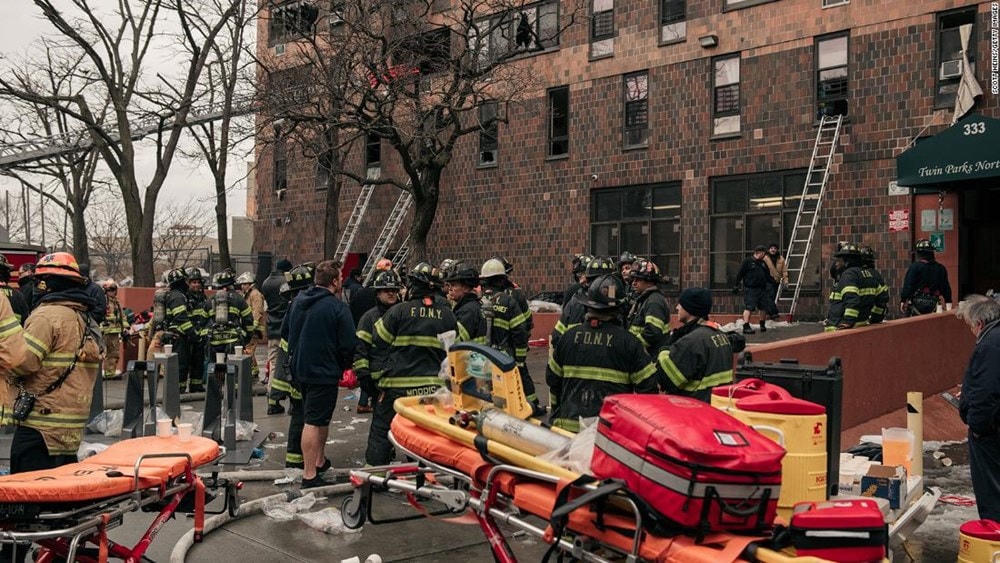 Lực lượng cứu hỏa làm việc tại hiện trường vụ hỏa hoạn. (Nguồn: CNN).