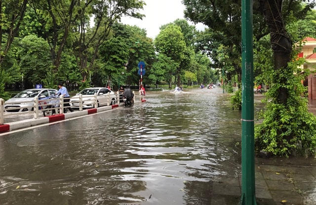 Đến gần 9h sáng nay, các phương tiện vẫn 