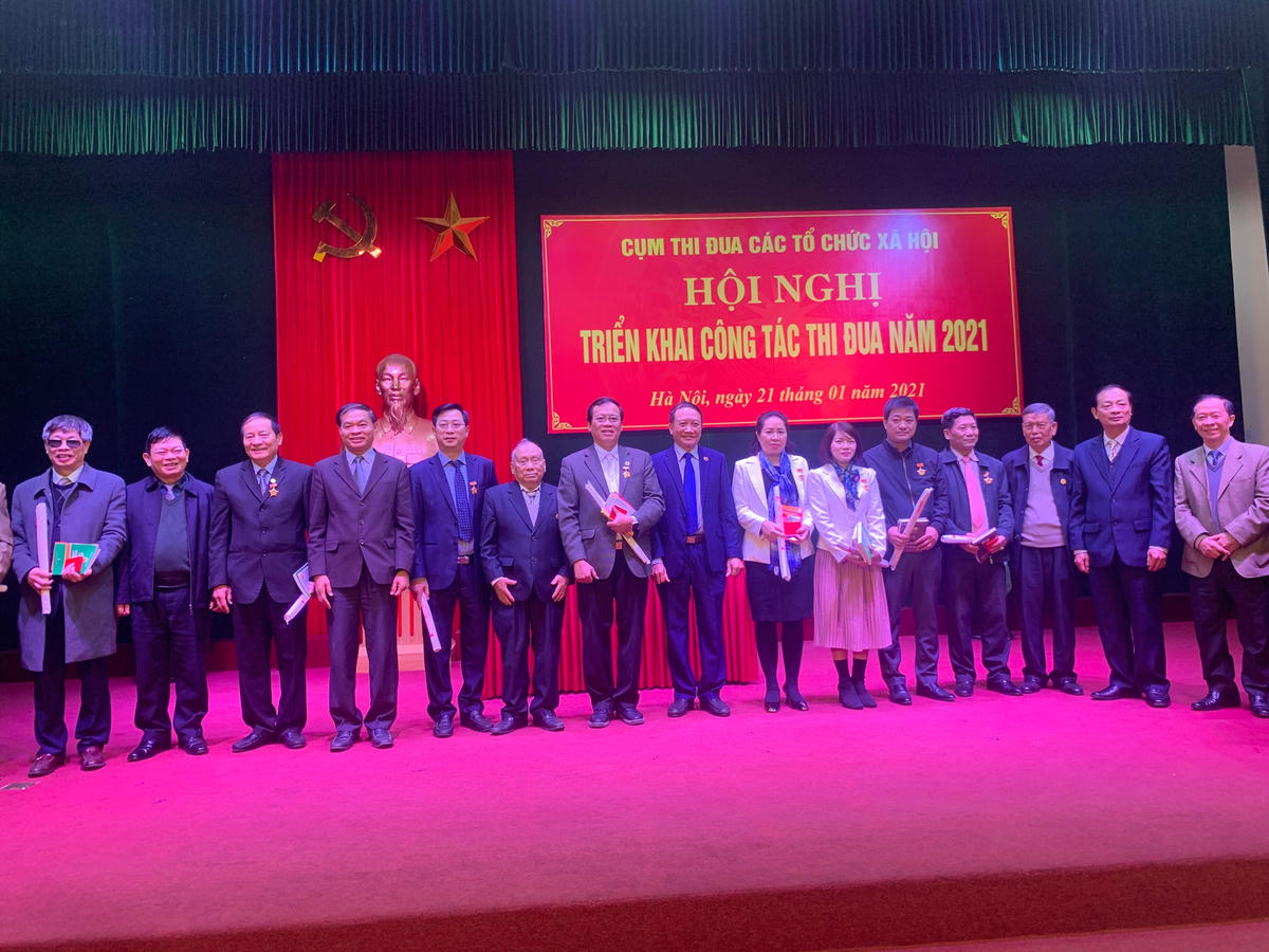 Hội Truyền thống Trường Sơn - Đường Hồ Chí Minh trao tặng "Kỷ niệm chương chiến sỹ Trường Sơn" cho đại diện UBTƯ MTTQ Việt Nam và lãnh đạo các hội trong Cụm thi đua.