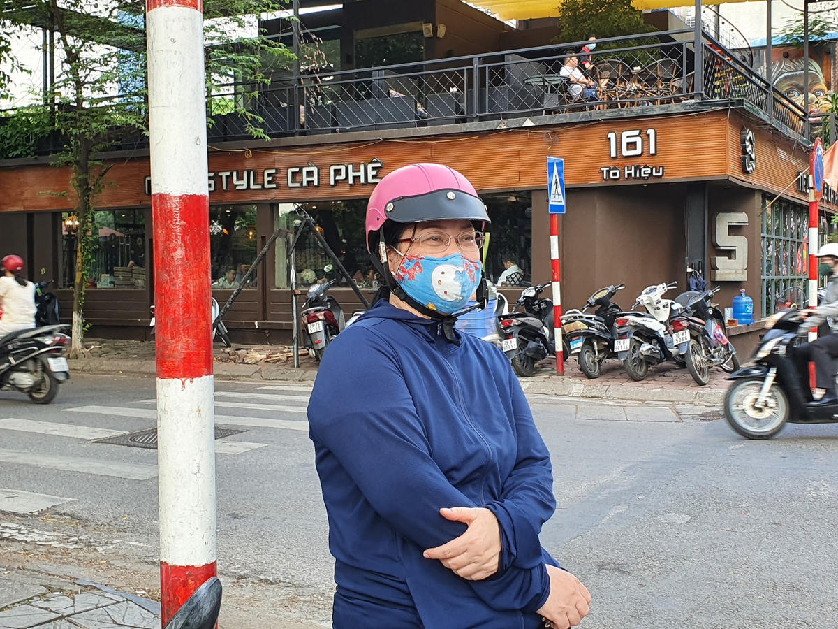 Dù tiếng trống phát đề đã vang lên nhưng chị Nguyễn Thị Mai (55 tuổi, Trung Hòa, Cầu Giấy) vẫn nán lại ngóng vào phía cổng trường. Chị cho biết, cả gia đình đều lo lắng cho con trước kì thi lần này. "Hai năm liền việc học của các con bị ảnh hưởng bởi dịch Covid-19 nên cả nhà lo lắm. Tuy nhiên để giữ vững tinh thần cho con, trước khi đến đây, tôi đã động viên cháu cứ cố gắng làm hết sức mình, còn đâu kết quả không quan trọng", chị Mai cho biết.