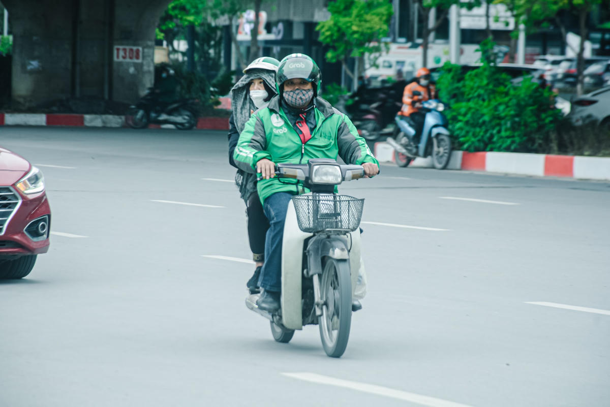 Bên cạnh đó, Sở GTVT Hà Nội yêu cầu: “Các đơn vị cung cấp ứng dụng hỗ trợ kết nối hành khách bằng xe mô tô, xe gắn máy hai bánh chịu trách nhiệm trong việc theo dõi, quản lý lái xe. Các lái xe tham gia hoạt động loại hình vận tải này phải được tiêm phòng dịch Covid-19 đầy đủ, đảm bảo tuân thủ “Thông điệp 5k” và chấp hành nghiêm chỉnh các quy định về phòng chống dịch bệnh Covid-19 của UBND TP Hà Nội và Bộ Y tế".