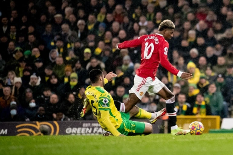 Rashford đi bóng trước sự truy cản của Norwich.