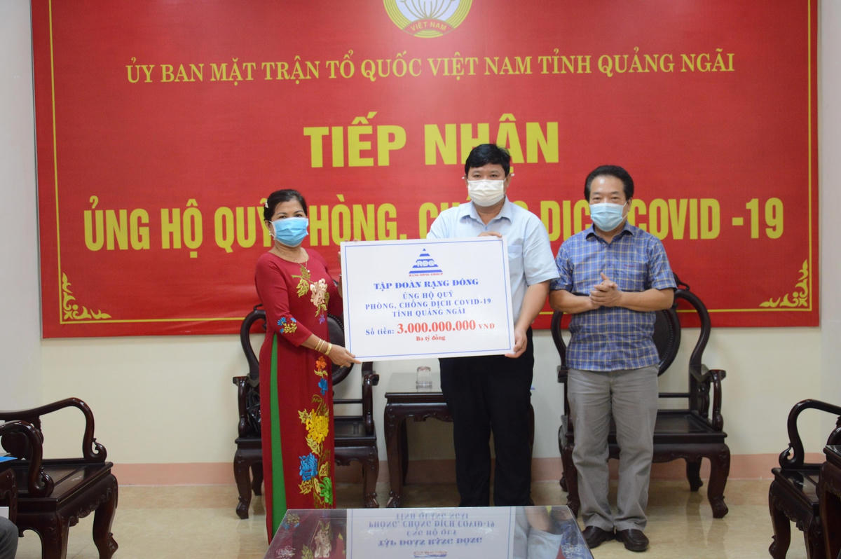 Tập đoàn Rạng Đông trao bảng tượng trưng ủng hộ 3 tỷ đồng.