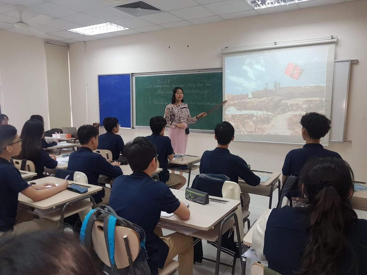 Cô giáo Vũ Thị Kim Quy (trường Tiểu học - THCS - THPT Marie Curie) cùng các học trong giờ ôn tập môn Lịch sử.