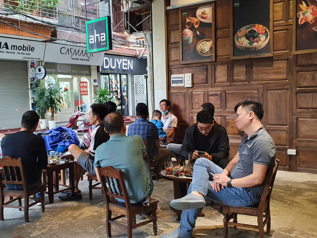 Hàng loạt quán cà phê đã mở cửa trong sáng nay.