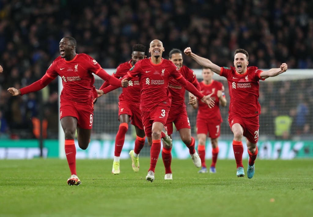 Các cầu thủ Liverpool ăn mừng khi biết họ thắng trận.