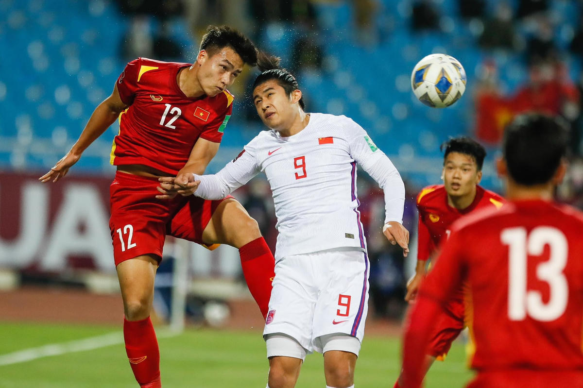 Nhiều pha tranh cướp bóng quyết liệt.