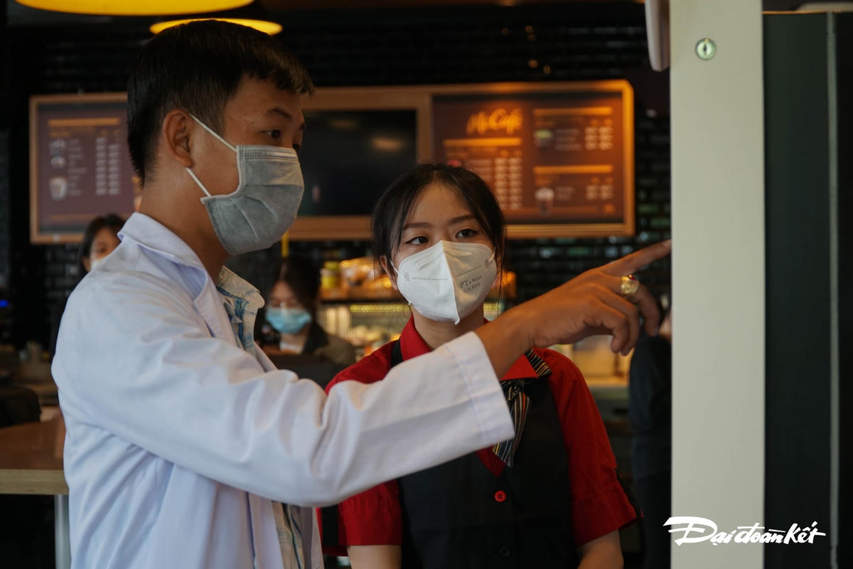 Lực lượng y tế  trải nghiệm nhận quà từ mã QR code.