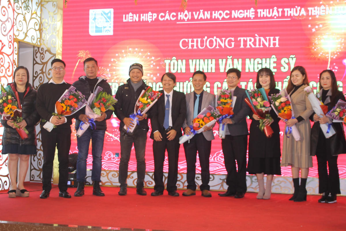 Ban tổ chức tặng hoa các tác giả đoạt các giải thưởng trong, ngoài nước năm 2020.
