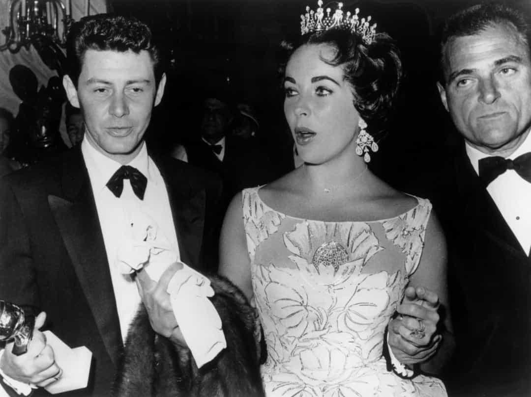 Ngôi sao Hollywood Elizabeth Taylor đội một chiếc vương miện trong lễ trao giải.   