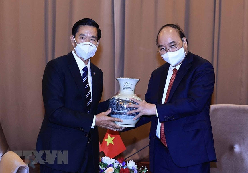 Chủ tịch nước Nguyễn Xuân Phúc tặng quà lưu niệm ông Sinlavong Khoutphay Thoune, Chủ tịch Ủy ban Trung ương Mặt trận Lào xây dựng đất nước. ( Ảnh: Thống Nhất/TTXVN).