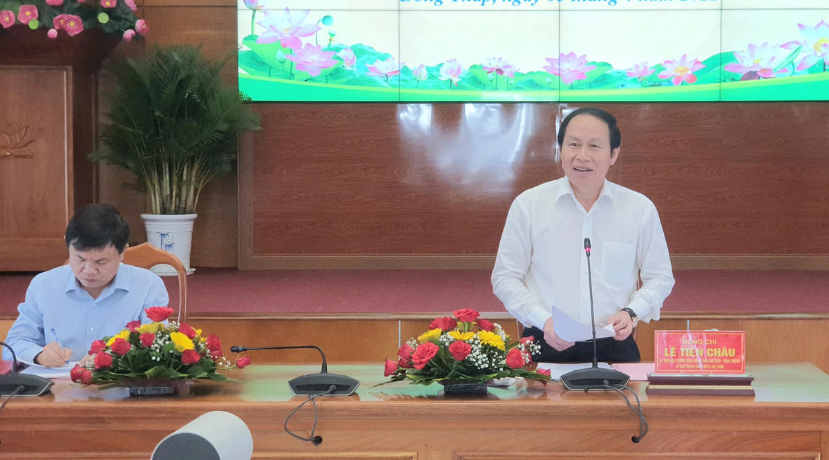 Phó Chủ tịch - Tổng Thư ký Lê Tiến Châu phát biểu tại buổi kiểm tra, khảo sát công tác giám sát và phản biện xã hội của Mặt trận và các tổ chức chính trị tại tỉnh Đồng Tháp.