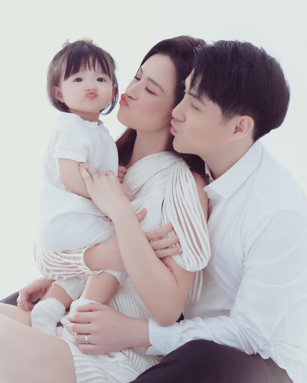 Gia đình hạnh phúc của Đông Nhi – Ông Cao Thắng.