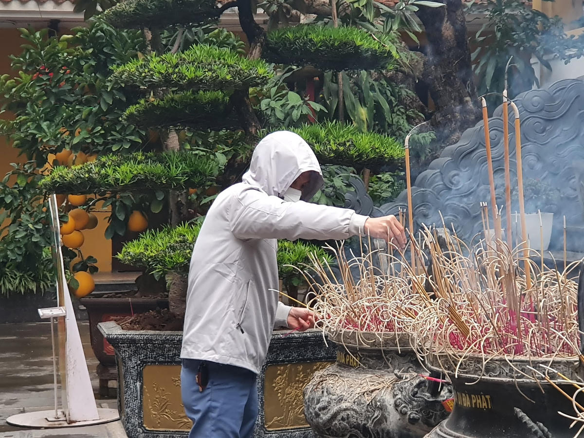 Thành kính dâng hương...