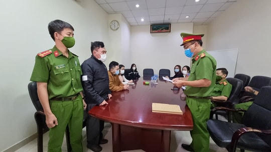 Cơ quan CSĐT Công an TP Đà Nẵng tống đạt quyết định khởi tố bị can và bắt tạm giam đối với Nguyễn Quang Trung vào chiều 7-12