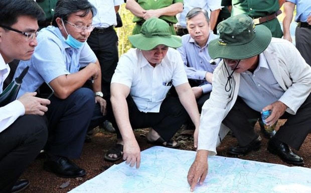 Bí thư tỉnh ủy Bình Phước Nguyễn Văn Lợi (giữa) cùng lãnh đạo các sở, ngành khảo sát vị trí để lập dự án sân bay Técníc Hớn Quản ngày 19/2 vừa qua. (Nguồn: thanhnien.vn).