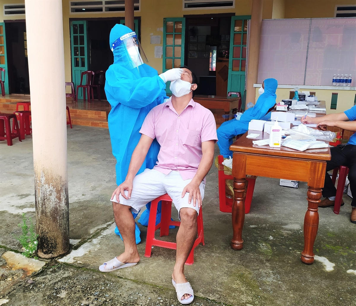 Ngành y tế Quảng Nam đang lấy mẫu xét nghiệm Covid-19.  