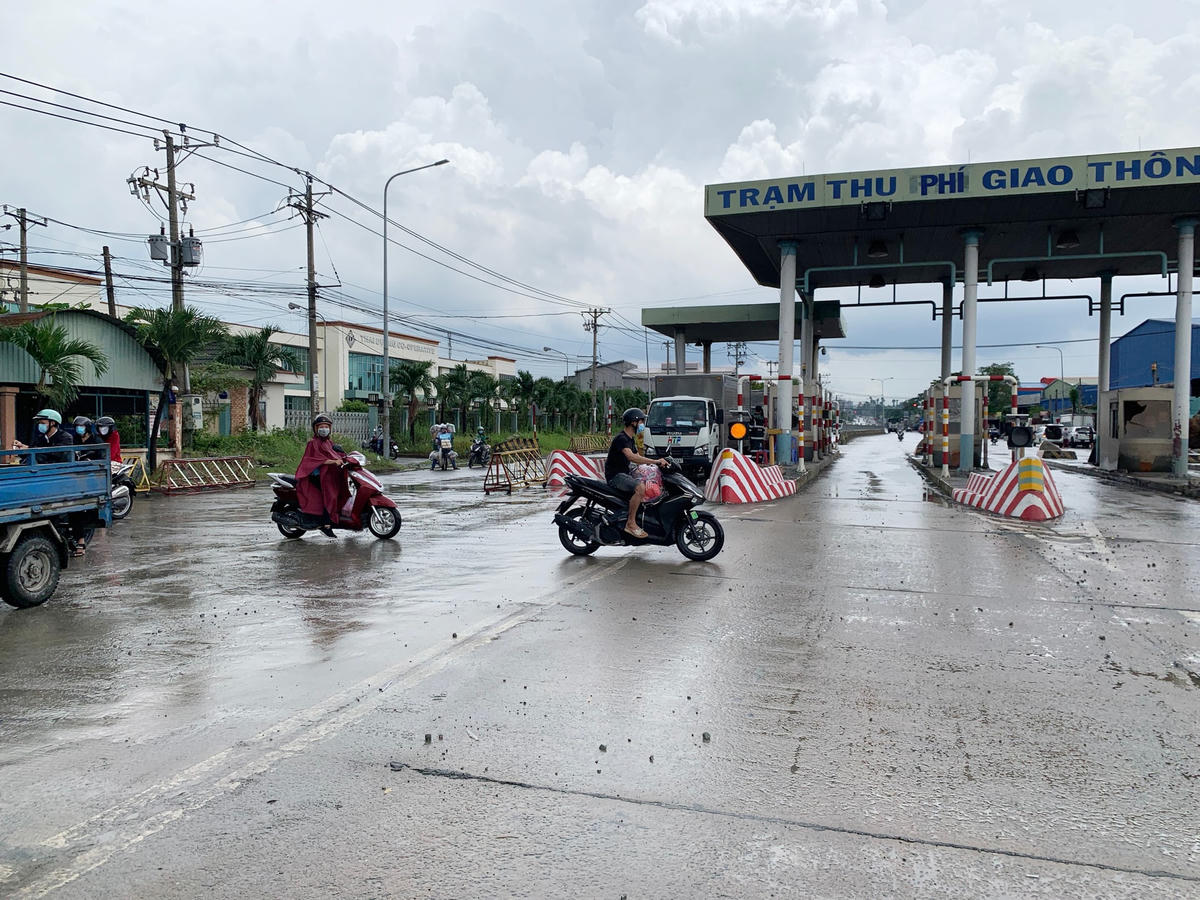 Nhiều xe máy phải quay đầu vì không có giấy “Thông hành”.