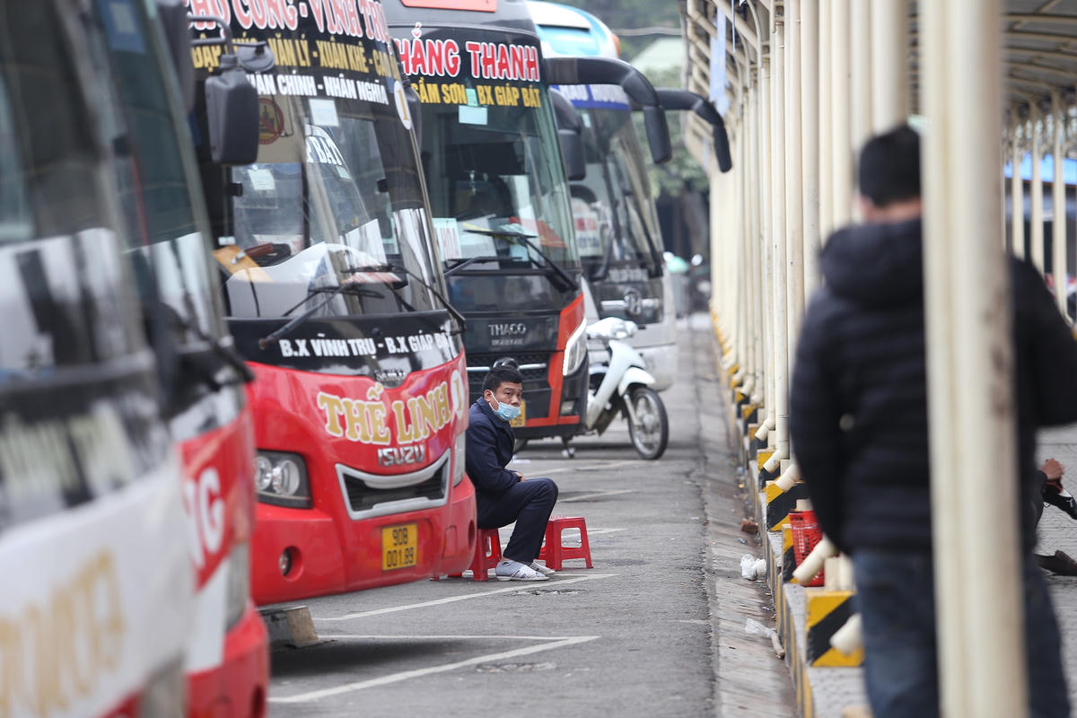 Do không có khách, nhiều chủ xe phải đem ghế ngồi để chờ đón vẫy khách.