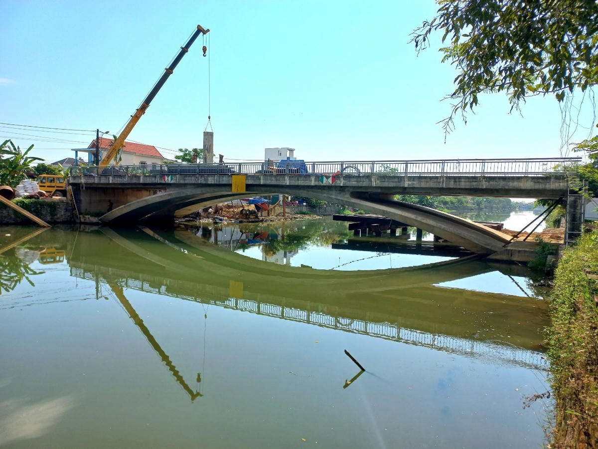Theo thiết kế, cầu được xây bằng bê tông cốt thép, cầu một nhịp dài hơn 40 m, rộng 24 m, cùng với việc xây dựng mới hệ thống thoát nước, điện chiếu sáng, trồng cây xanh.