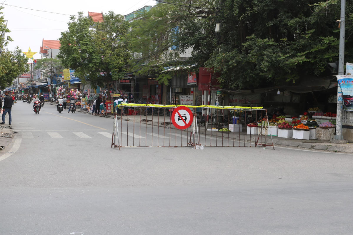 Những năm trước, ngã tư này ken đặc người nhưng năm nay ngược lại. Nhà chức trách địa phương dựng hàng rào chắn, dấu hiệu cho thấy người đến chợ không được chào đón.