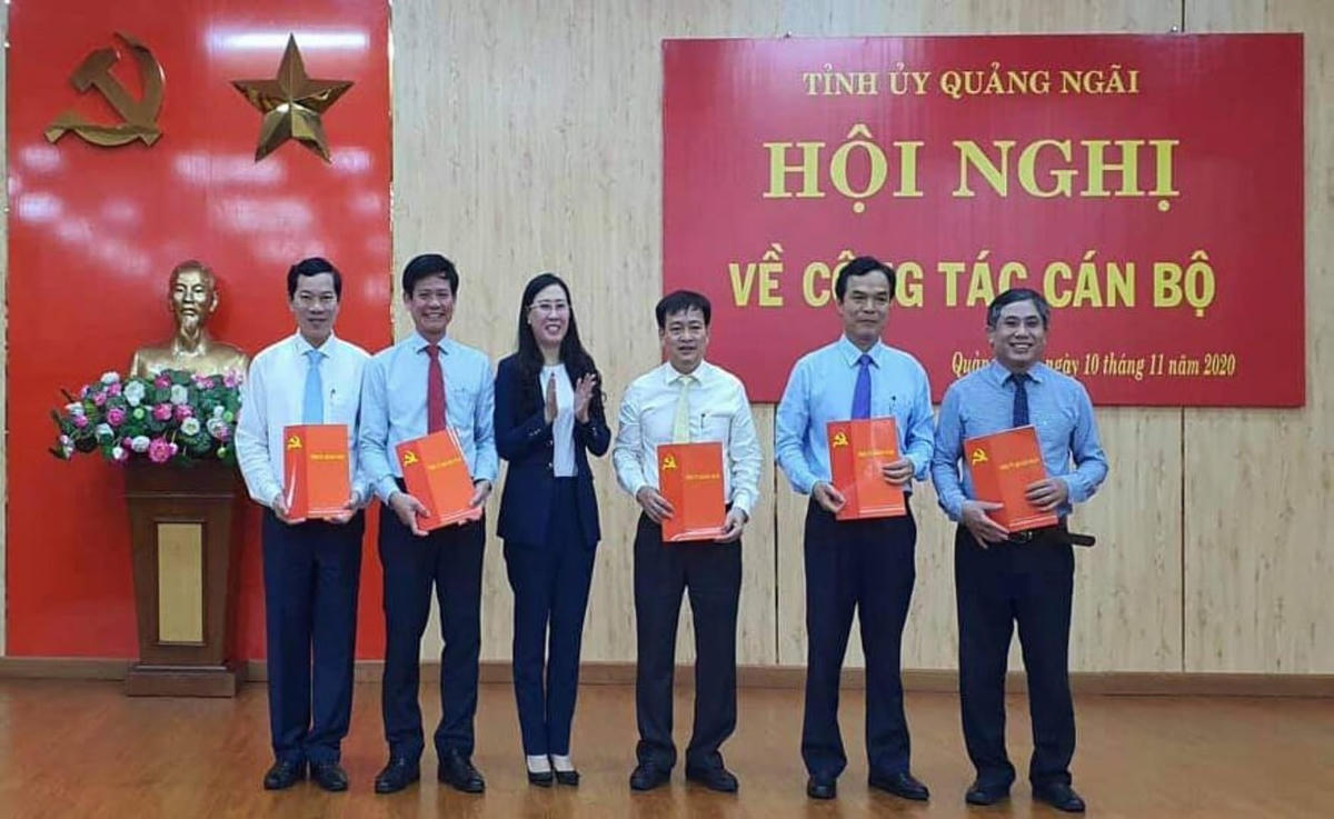 Bí thư Tỉnh ủy Quảng Ngãi Bùi Thị Quỳnh Vân trao các quyết định điều động, phân công cán bộ.