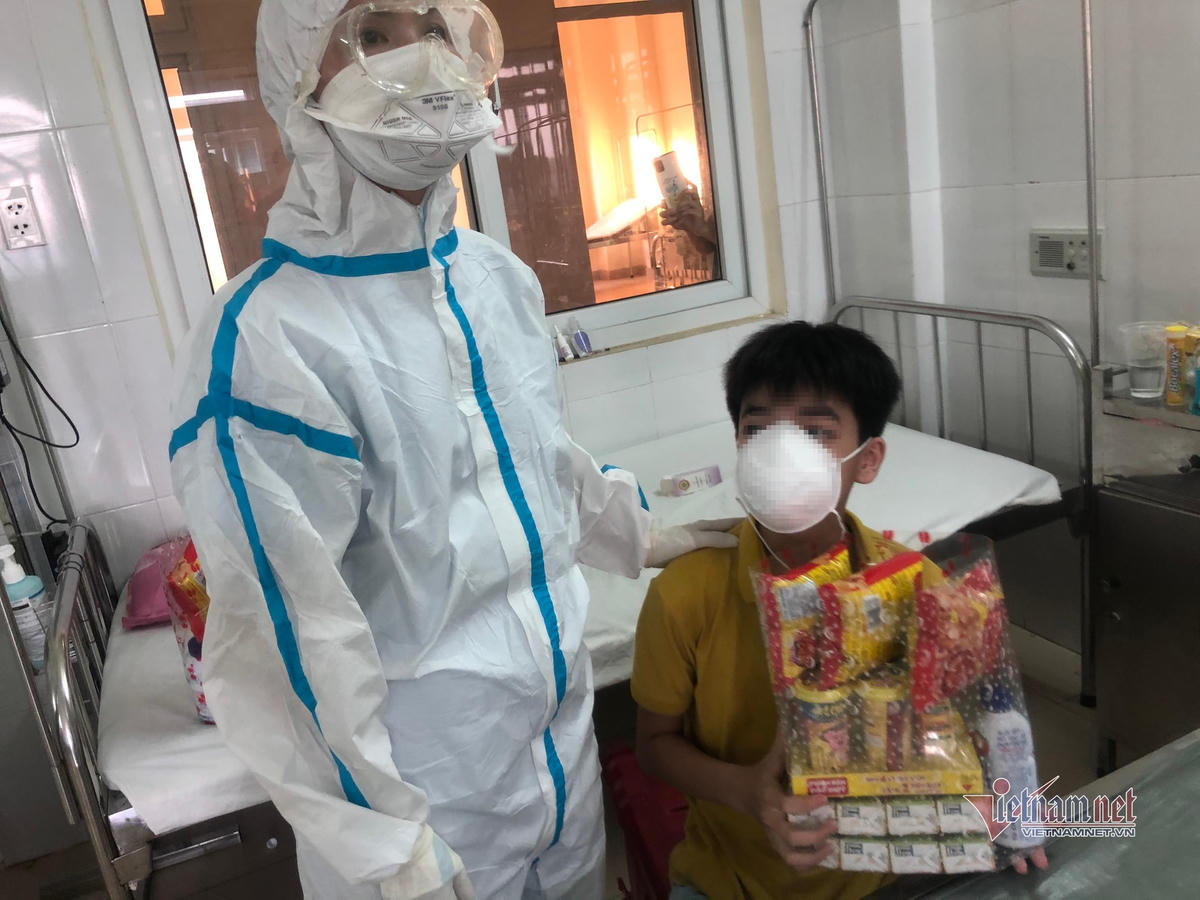 Tết thiếu nhi đặc biệt ở nơi điều trị bệnh nhân Covid-19
