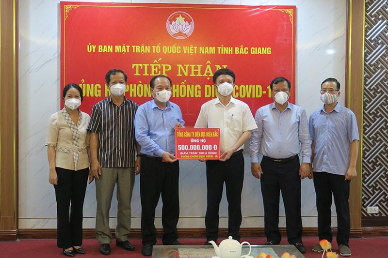 Ông Phan Thế Tuấn - Tỉnh ủy viên, Phó Chủ tịch UBND tỉnh Bắc Giang; Ông Trần Công Thắng - Ủy viên Ban Thường vụ Tỉnh ủy, Chủ tịch Ủy ban MTTQ tỉnh; Ông Trần Ngọc Minh, Phó Bí thư Đảng ủy Khối Doanh nghiệp tỉnh Bắc Giang tiếp nhận số tiền ủng hộ 500 triệu đồng của Tổng Công ty Điện lực miền Bắc do Giám đốc Công ty Điện lực Bắc Giang nhận ủy quyền trao tặng chiều ngày 26/5/2021.