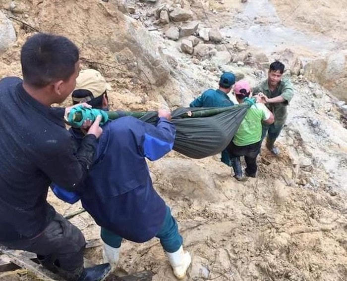 Chị Phiêu bị động thai, được người dân cùng dân quân của xã Phước Thành khiêng bộ 20 km đường rừng đi cấp cứu. Nguồn: PLO.