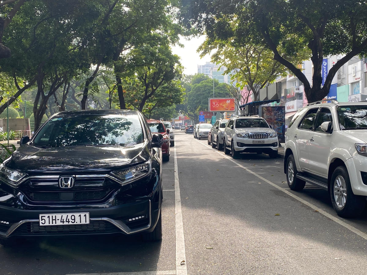 Dự án xây dựng bãi đậu xe ở Công viên Lê Văn Tám, Quận 1 đã bị hủy bỏ. Tuy nhiên hiện nay xung quanh công viên này lại xuất hiện bãi đậu xe tạm có thu phí.