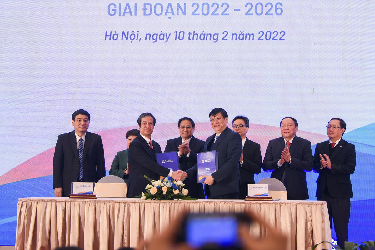 Bộ trưởng Bộ GDĐT Nguyễn Kim Sơn và Bộ trưởng Bộ Y tế Nguyễn Thanh Long ký kết Chương trình phối hợp về công tác y tế trường học và chăm sóc sức khỏe trẻ em, học sinh, sinh viên giai đoạn 2022-2026.