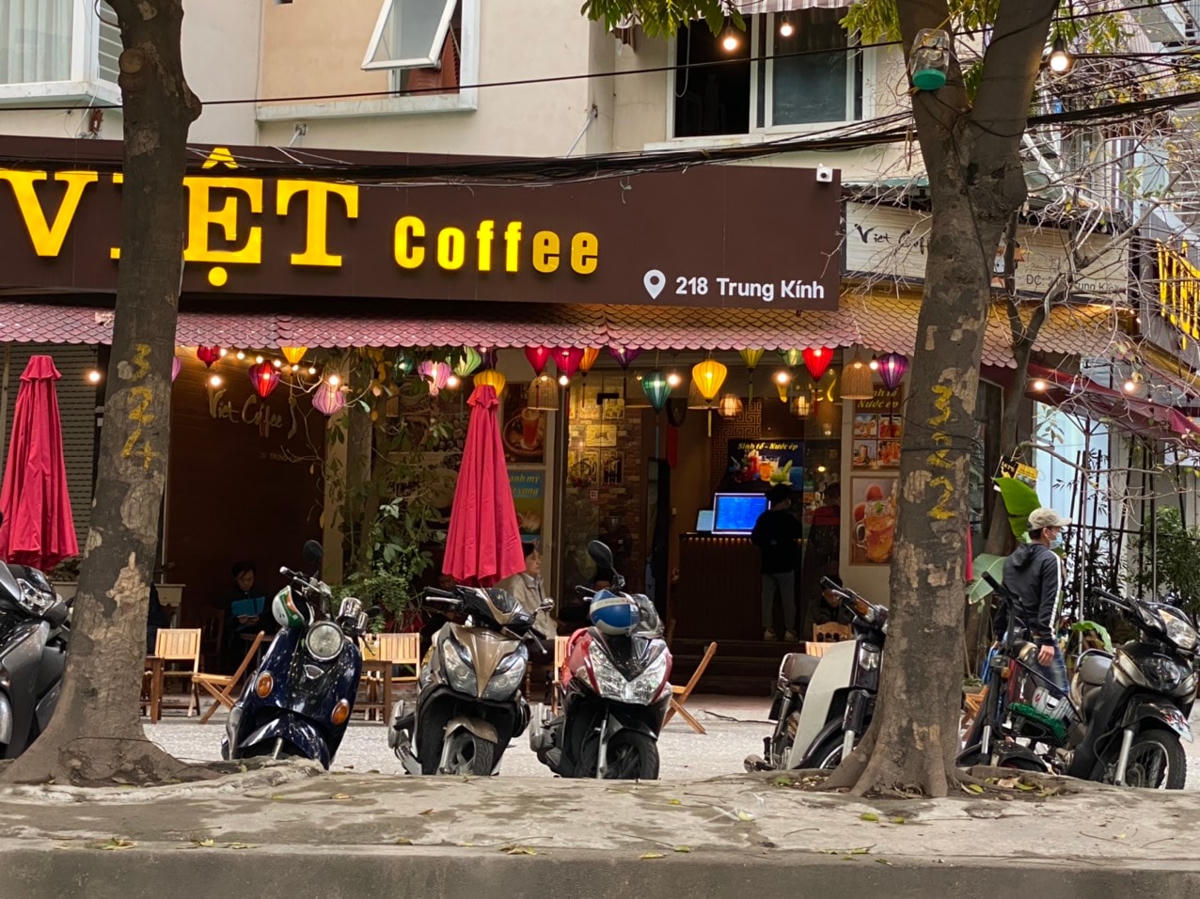 [ẢNH] Người dân Thủ đô tấp nập uống cafe từ sáng sớm